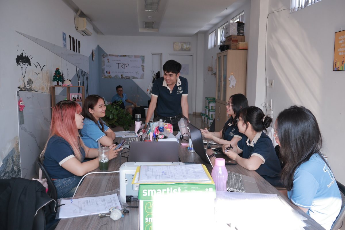 Văn phòng nơi mình làm việc — nơi hồ sơ visa được kiểm tra trước khi nộp